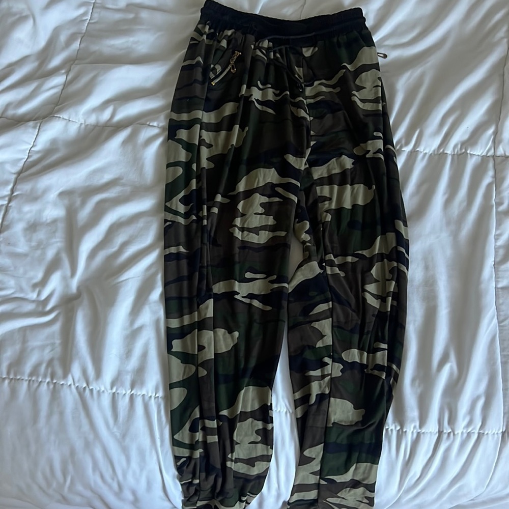 Camouflage joggers with pockets